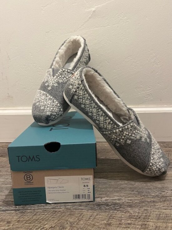 Toms Shoes - TOMS size 8.5 Felted Apargata Classic with Embroidery